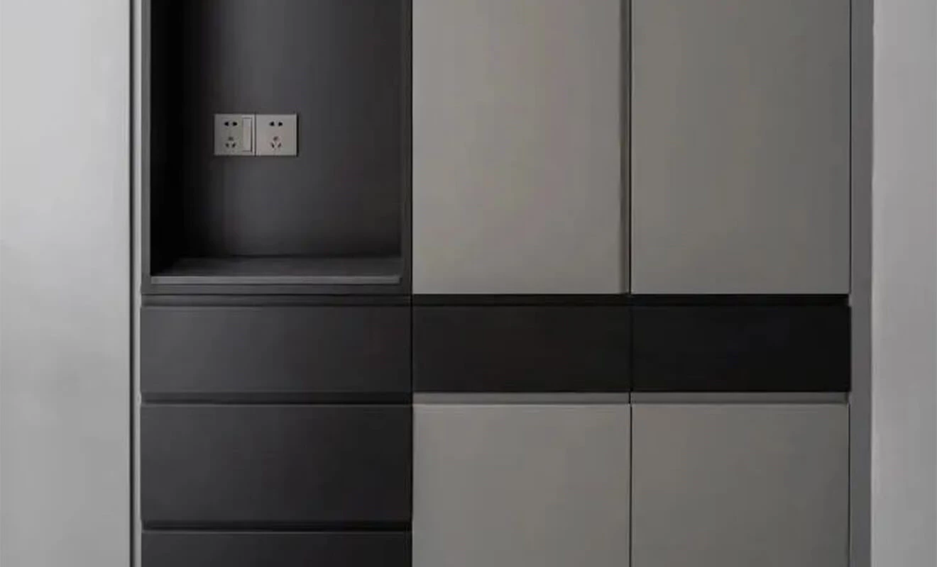 light and dark color matching for interspersed cabinet design