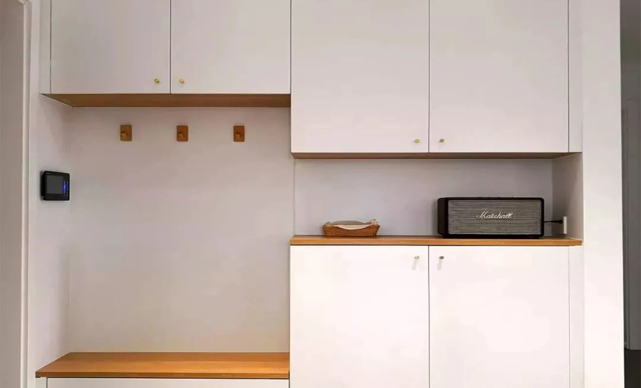 Open middle section entryway cabinet for keys and bags