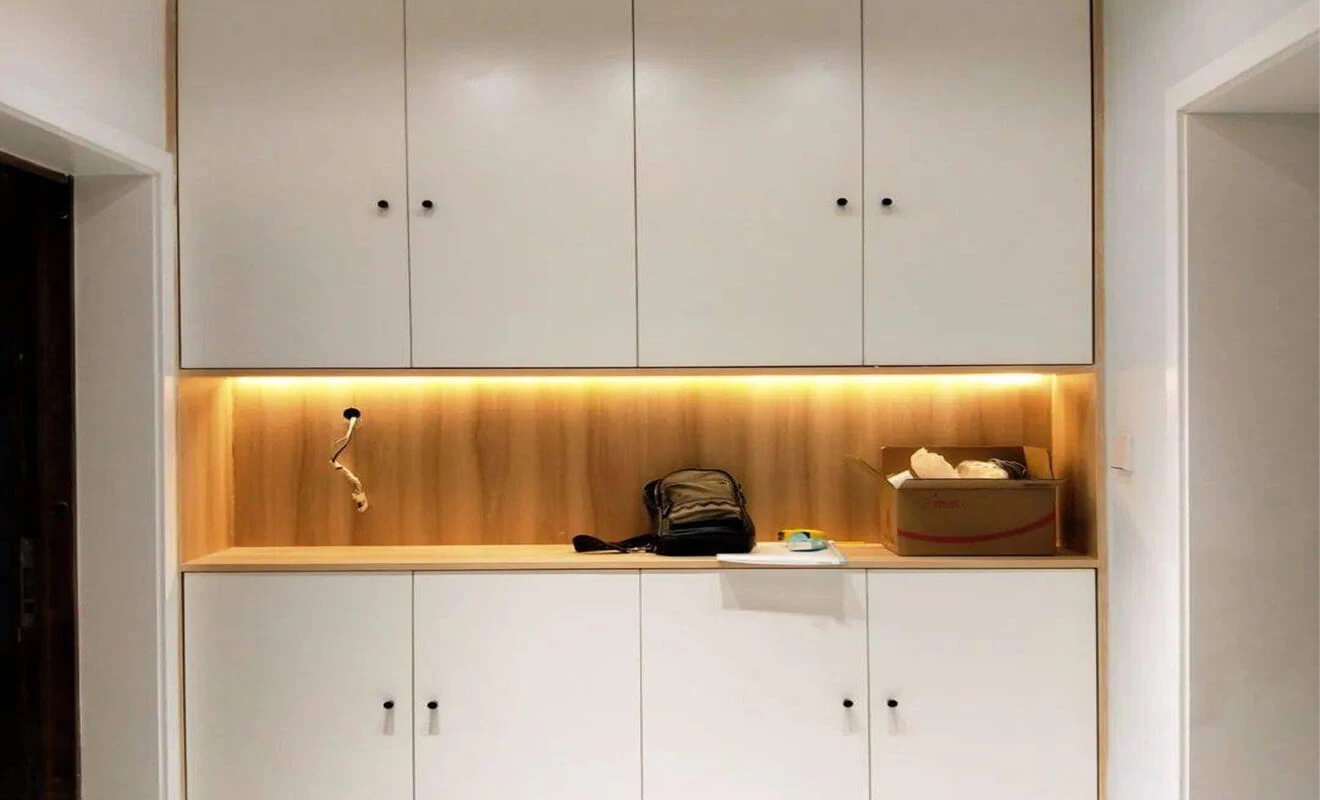 Entryway shoe cabinet with bottom clearance and bench