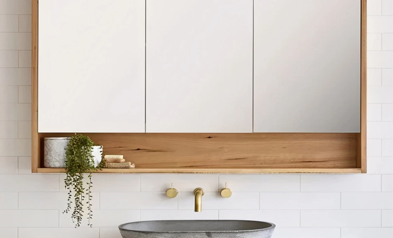 Semi-open bathroom mirror cabinet with daily storage zone
