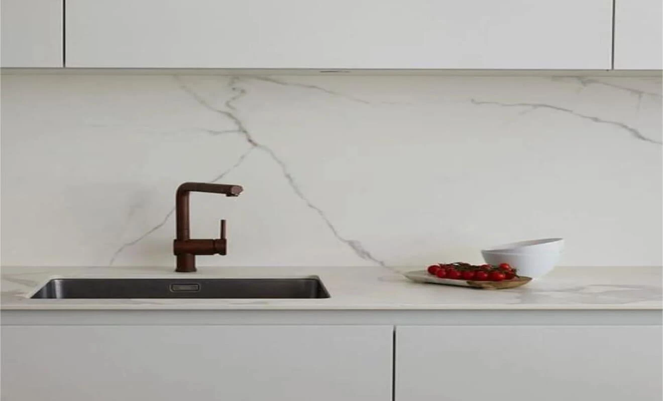 Integrated edge pull for a handle-free cabinet front Integrated edge pull for a handle-free cabinet front