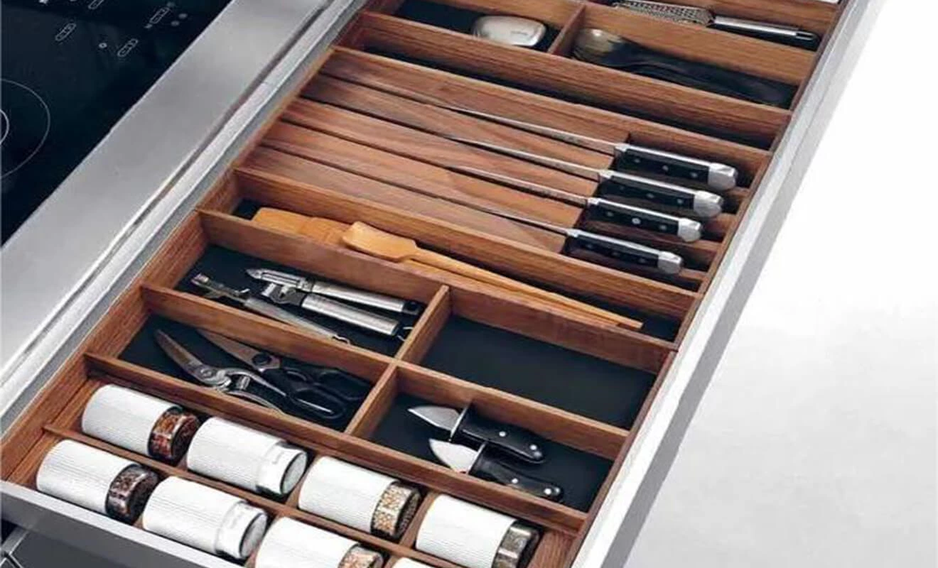Bouncer hardware for a handle-free cabinet door Bouncer hardware for a handle-free cabinet door