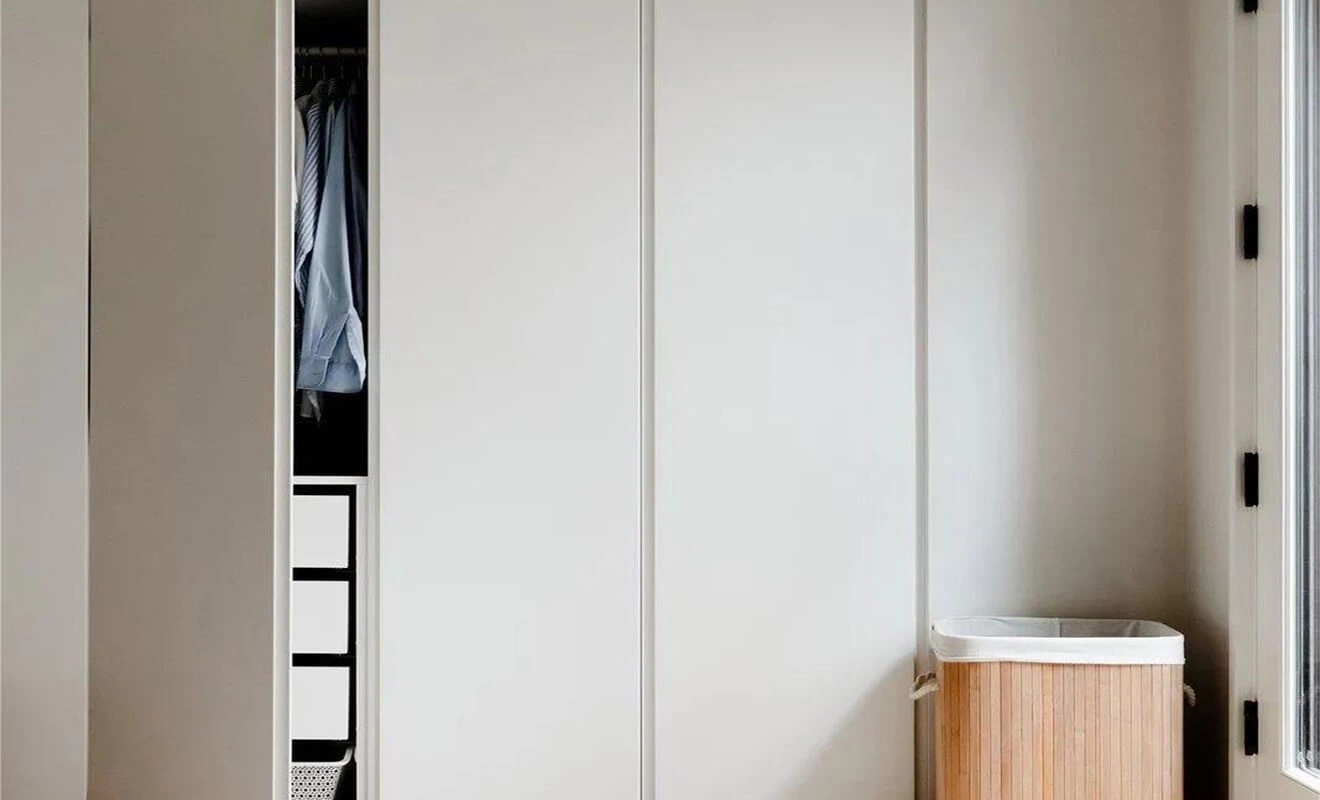 Flat handle-free invisible door panel with seamless alignment Flat handle-free invisible door panel with seamless alignment