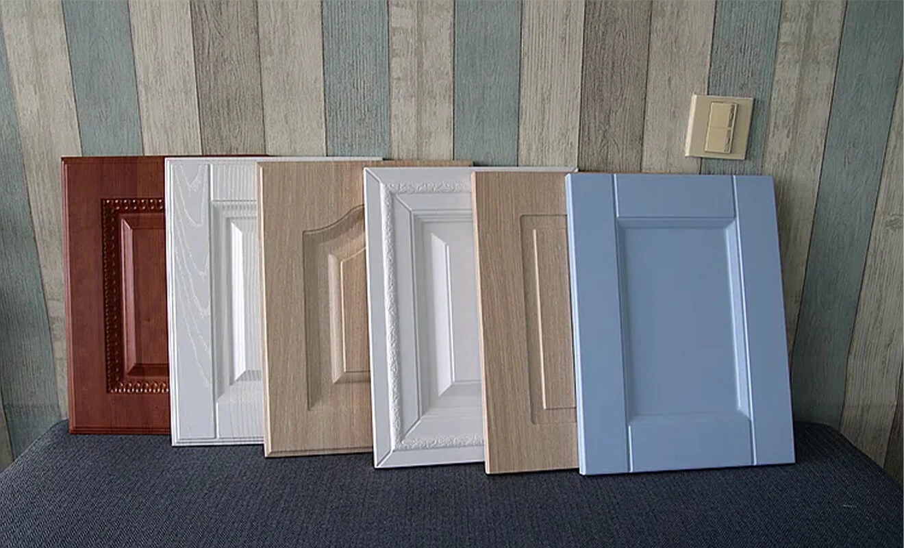 Vacuum-formed kitchen cabinet door with molded profile Vacuum-formed kitchen cabinet door with molded profile