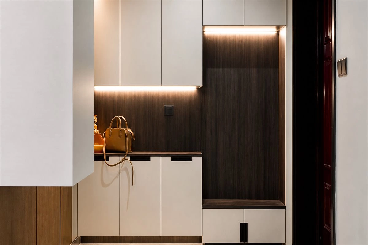 Entry wall cabinet design with open shelves, closed storage and hooks