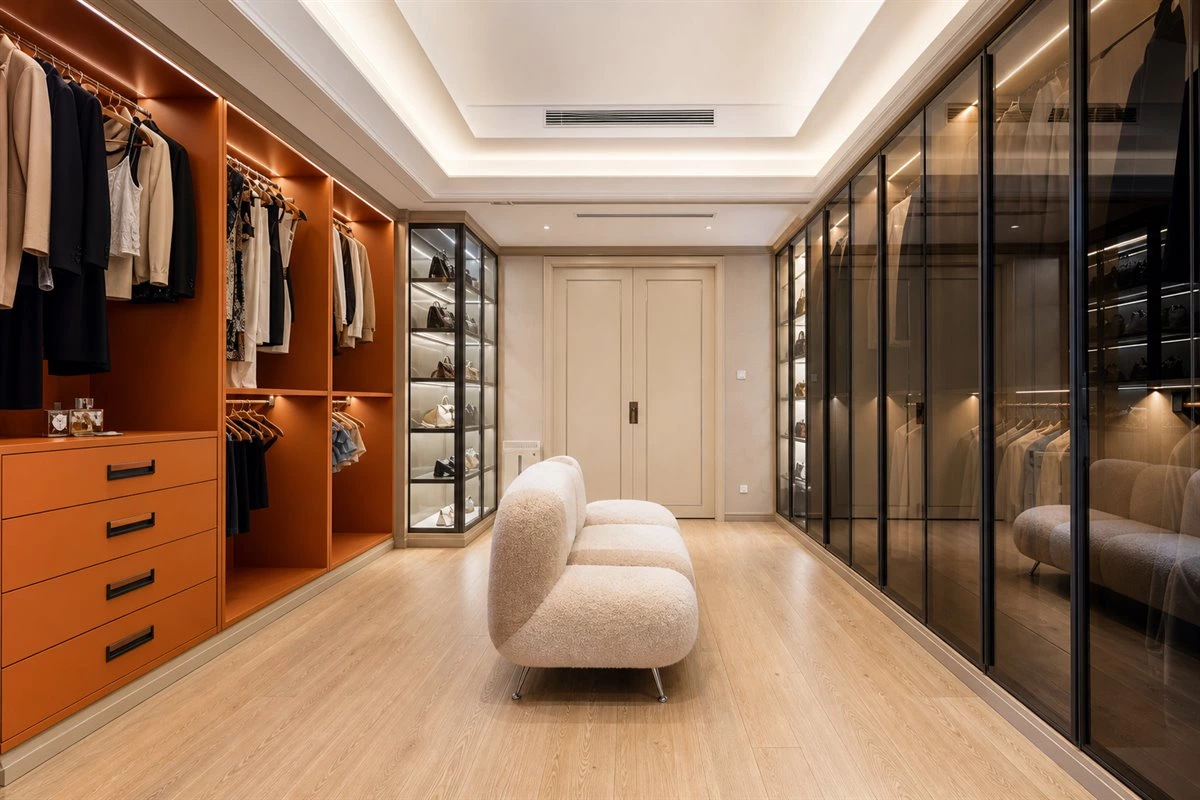 Luxury independent dressing room with orange leather wardrobe Luxury independent dressing room with orange leather wardrobe and glass doors