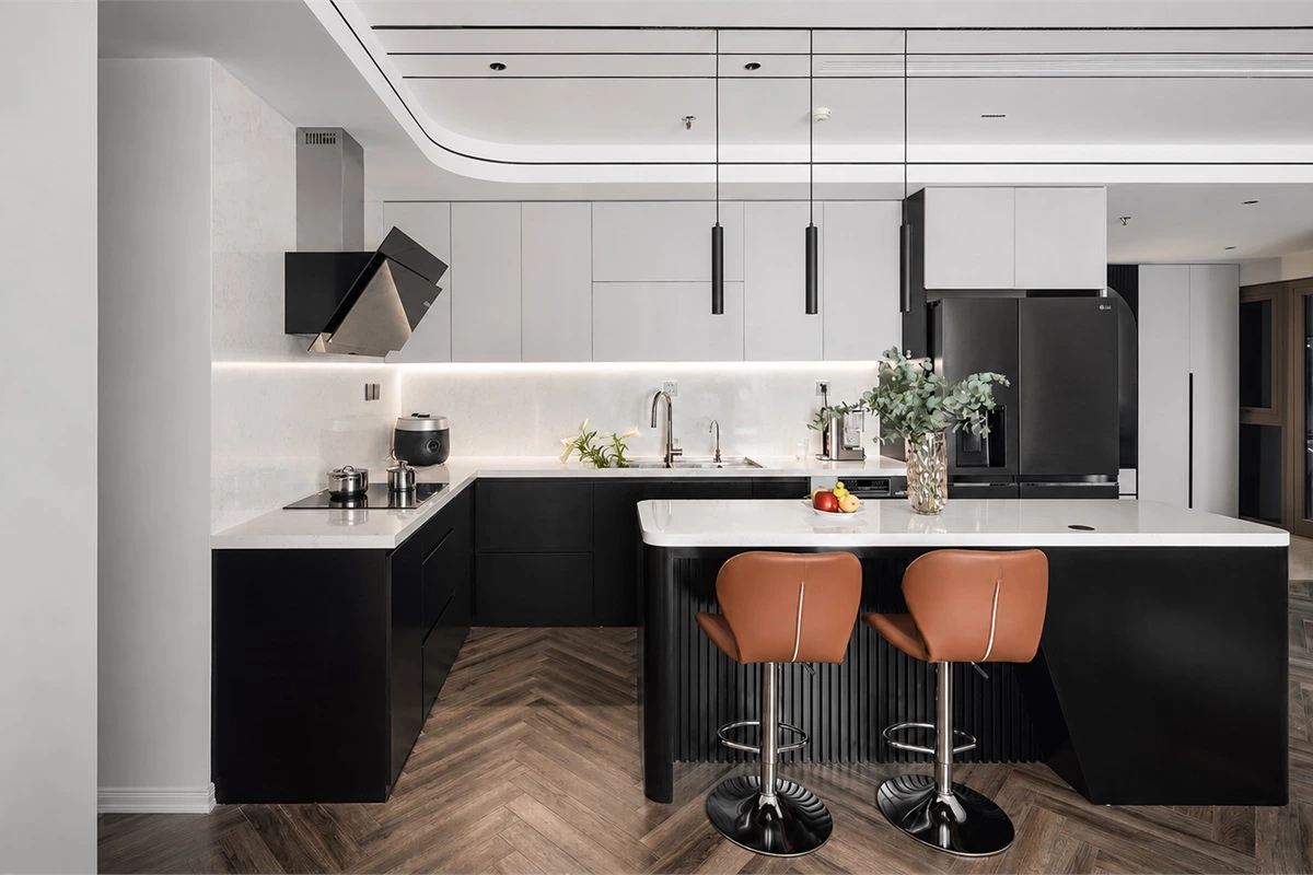 Clean lines and handleless cabinets in a modern kitchen design