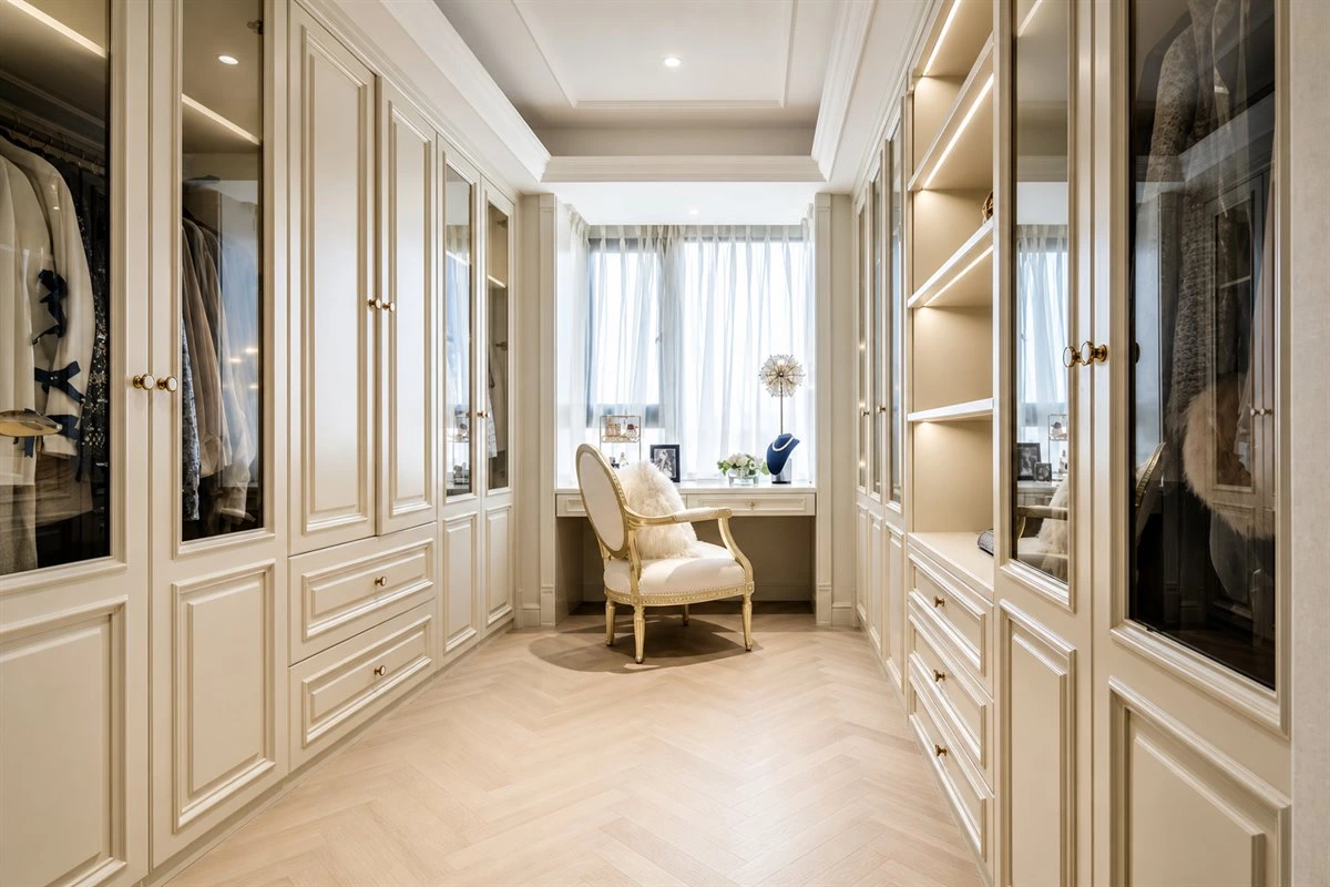 Cream U-shaped dressing room with vanity Cream U-shaped dressing room with wardrobe storage and window vanity