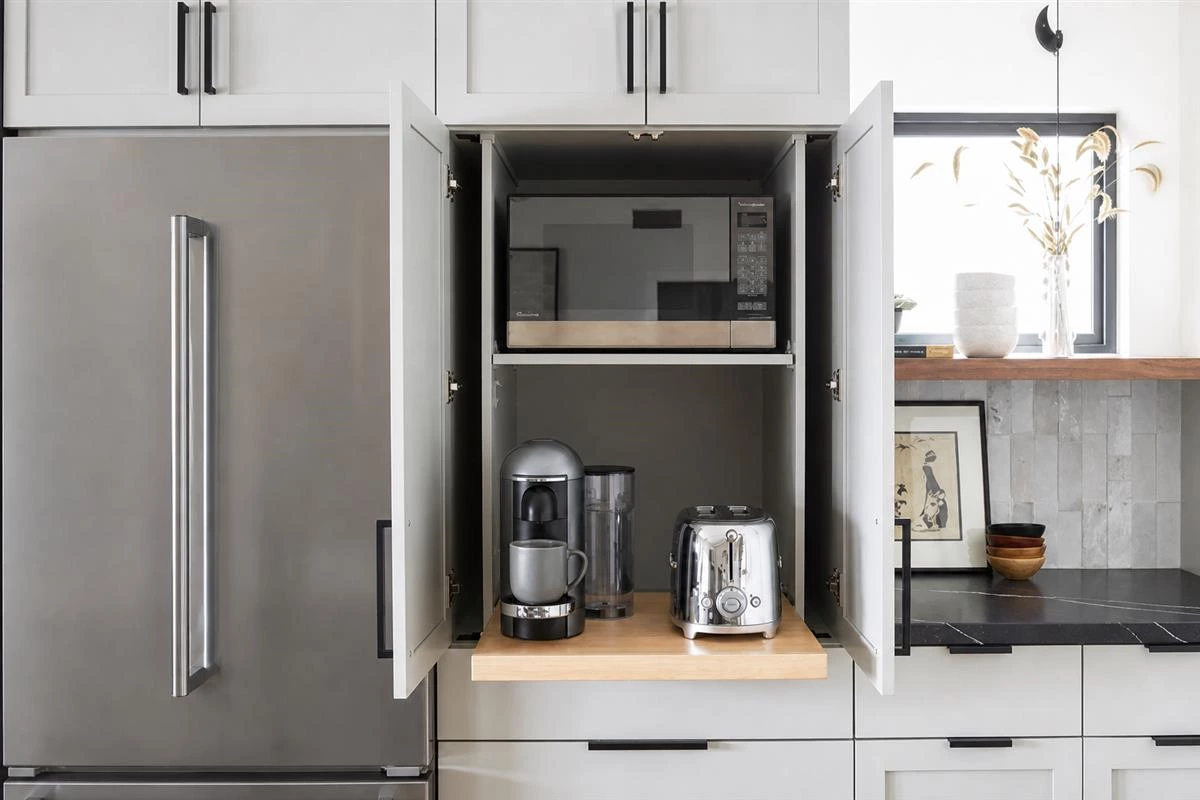 Integrated oven and microwave cabinet for a clutter-free kitchen
