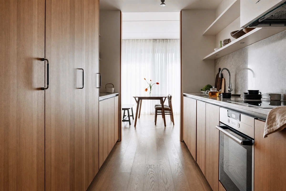 Oak minimalist kitchen with open and closed storage