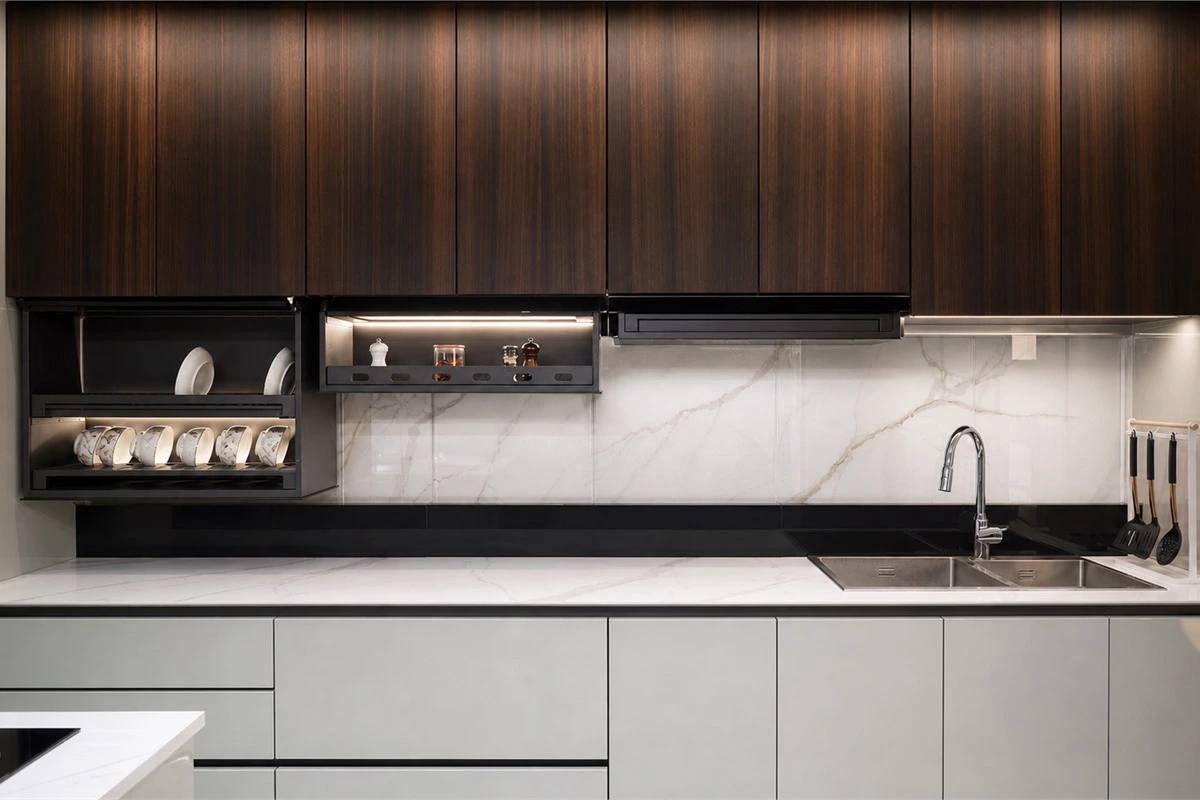 Wall cabinet lift organizer for accessible upper kitchen storage