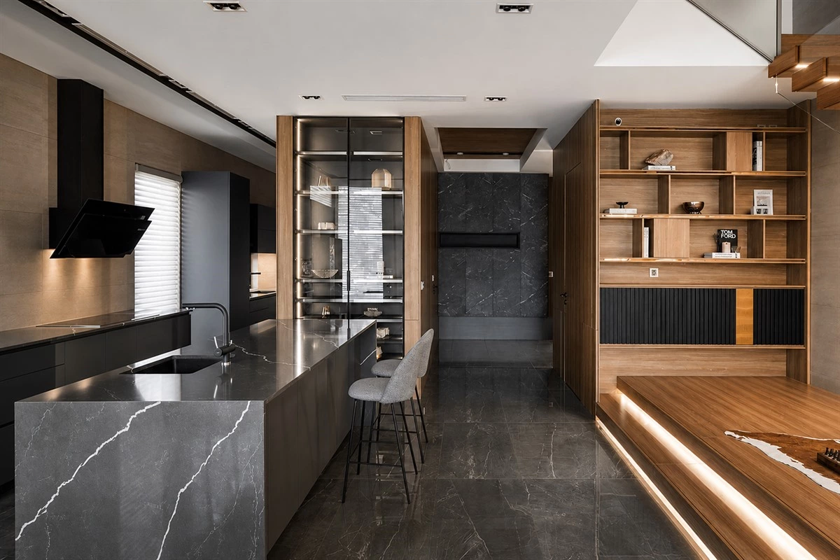Eat-in apartment kitchen island with sintered stone countertop