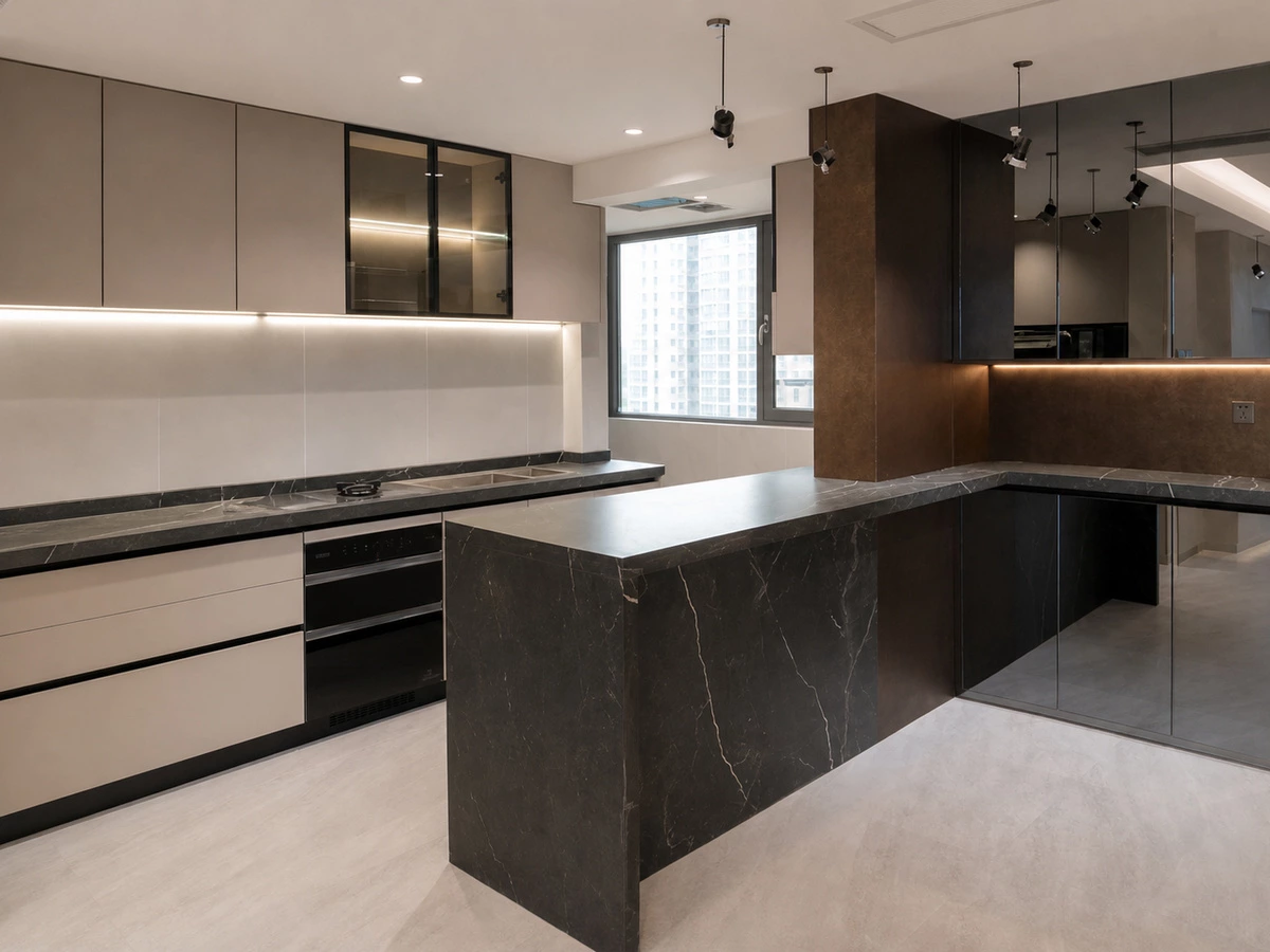 Outer western kitchen with peninsula in the Shenzhen apartment