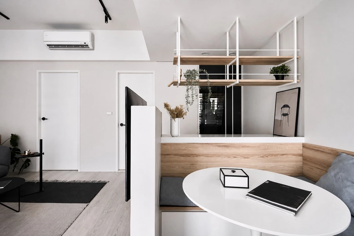 Multi-functional kitchen island connecting dining and living spaces