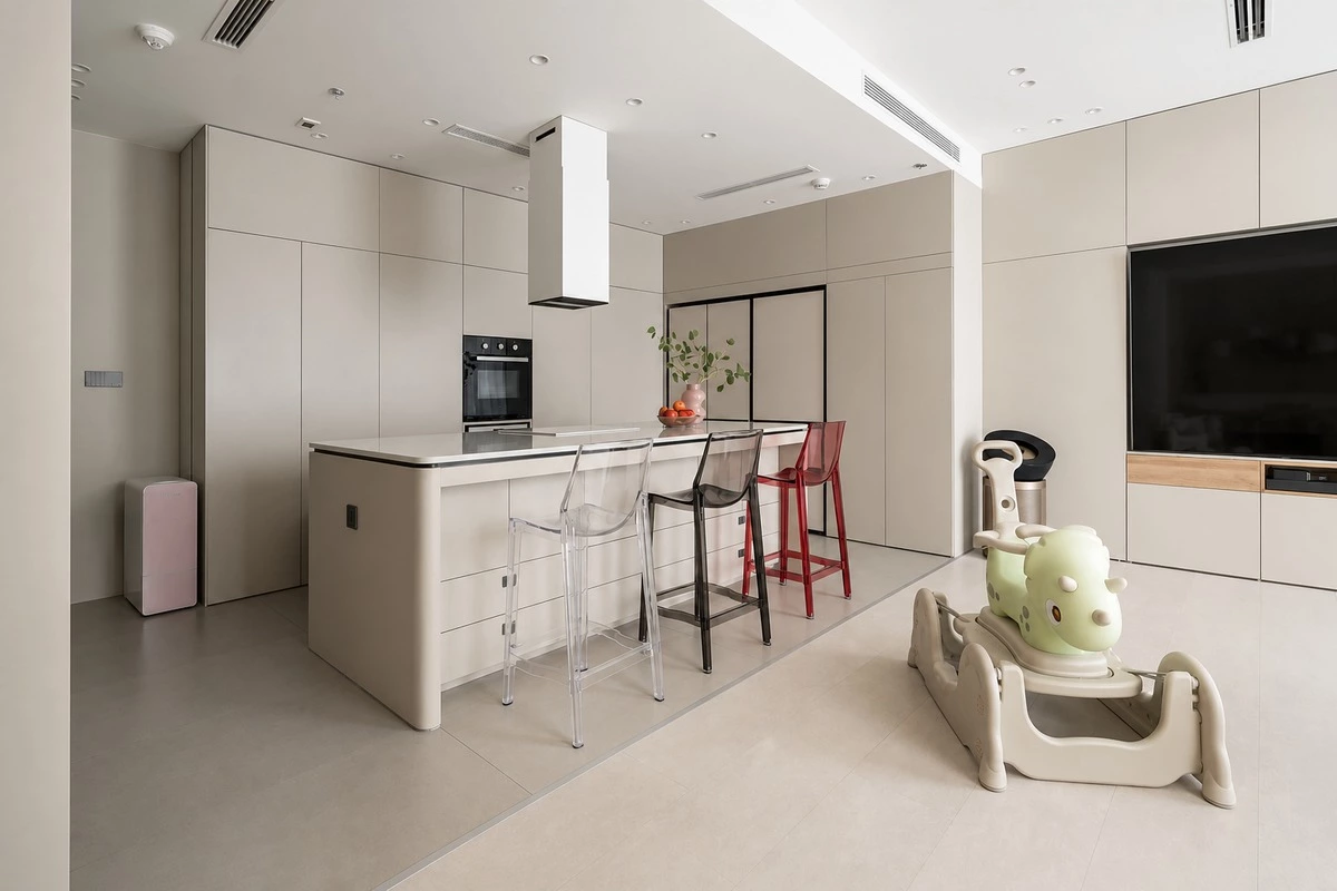 Closed handleless storage cabinets for a low-maintenance home