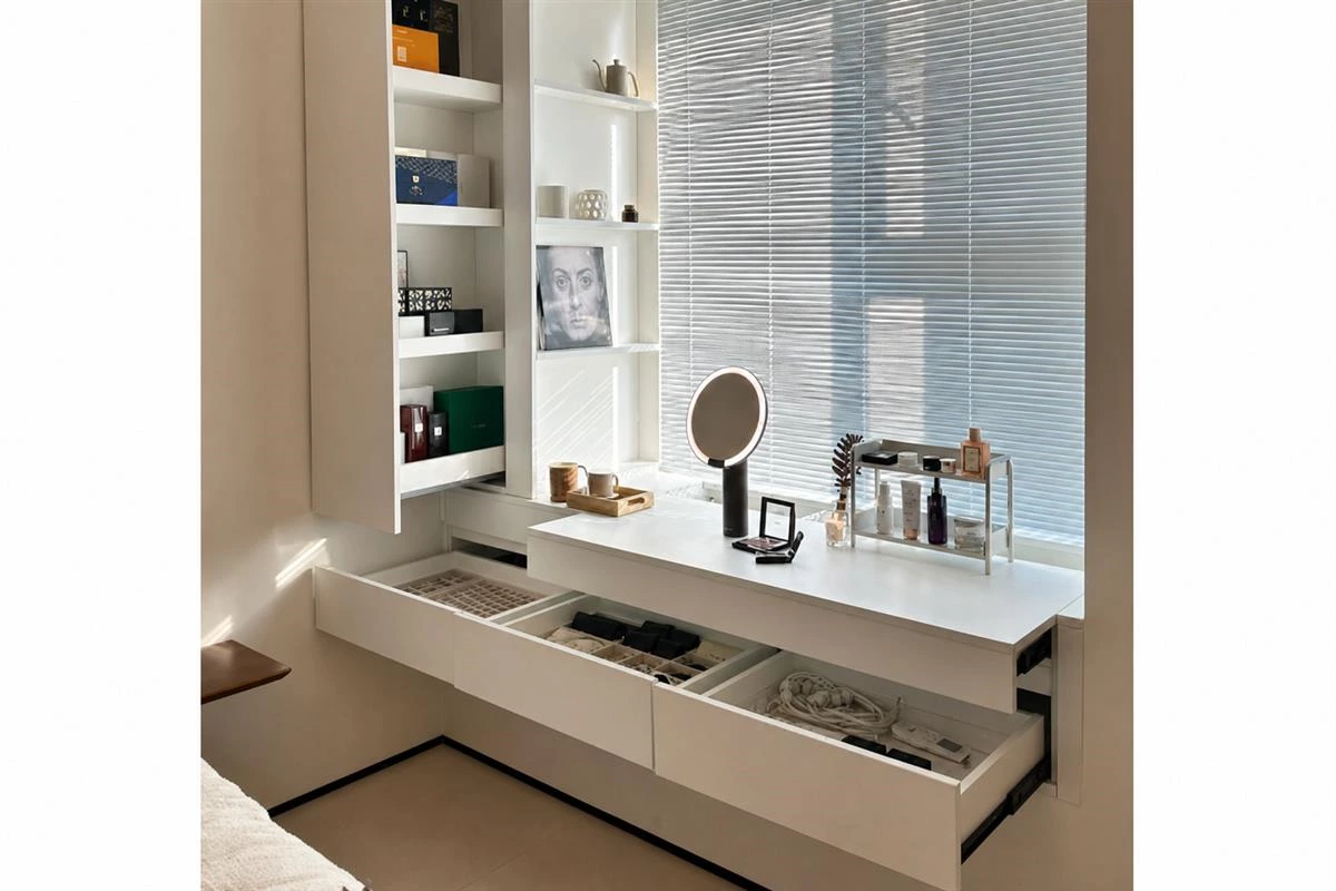Mixed open and closed cabinet storage in a modern home