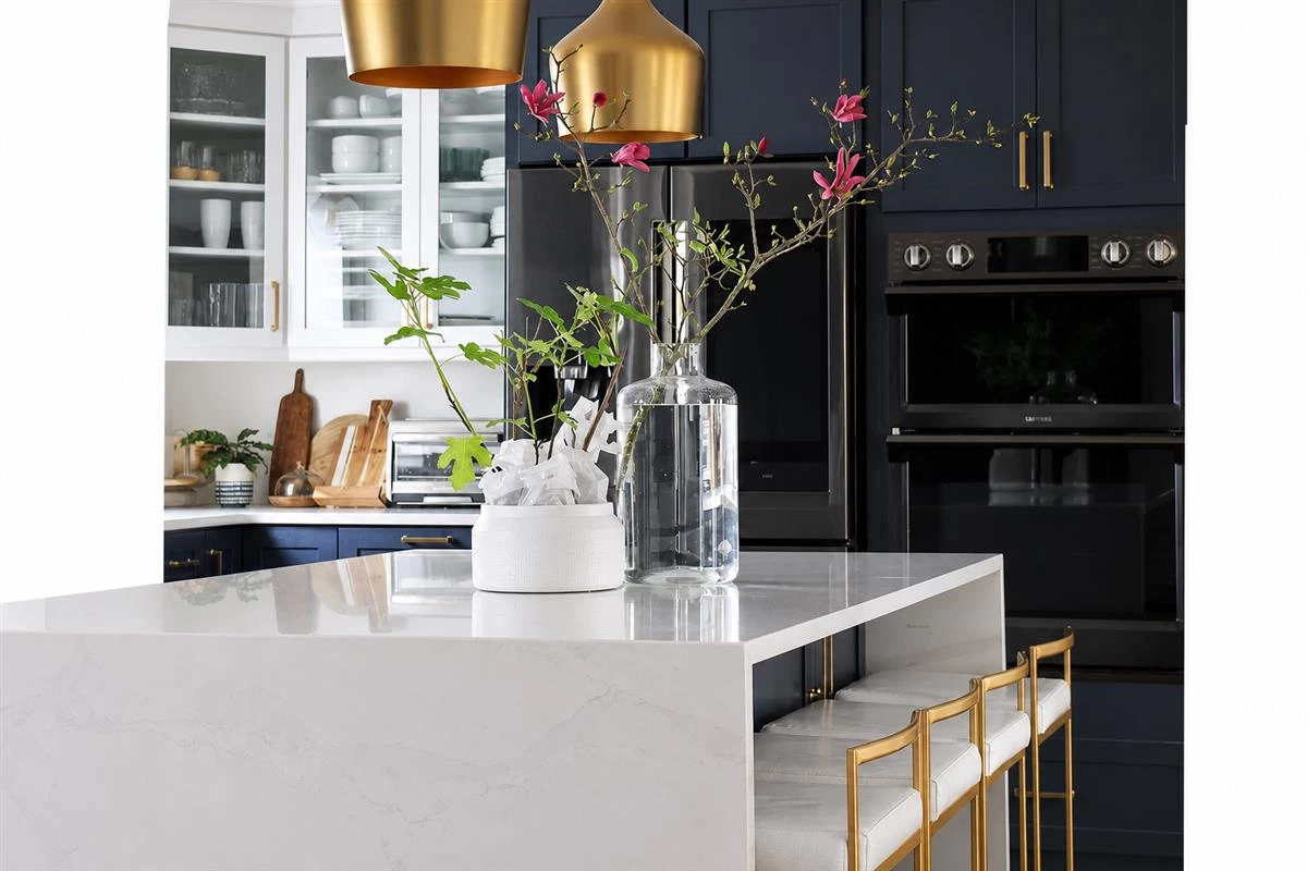 Dark navy kitchen cabinets in a modern kitchen design