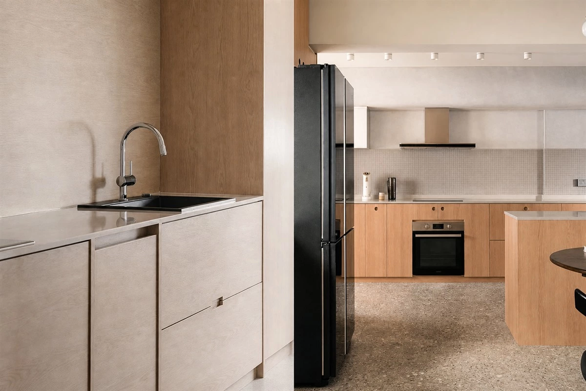 Integrated bespoke handles and recessed grooves on luxury kitchen cabinets