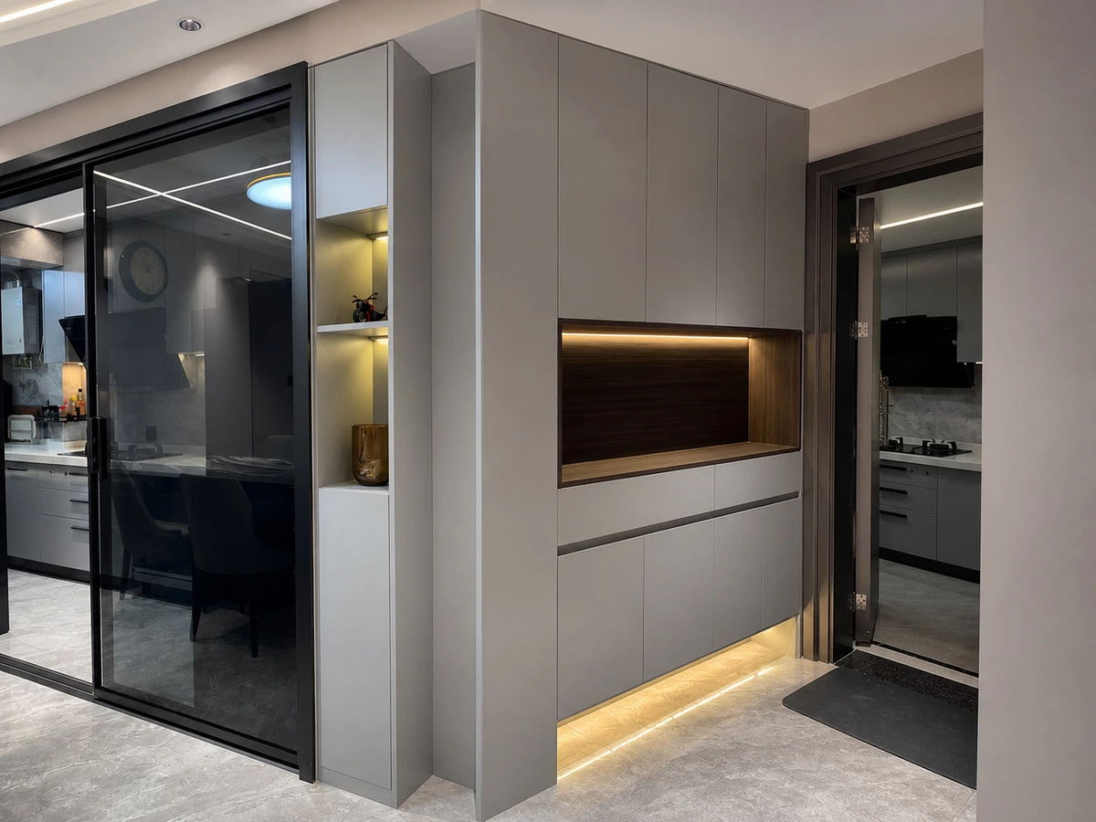Entry storage cabinet with fluted Changhong glass in the Foshan apartment