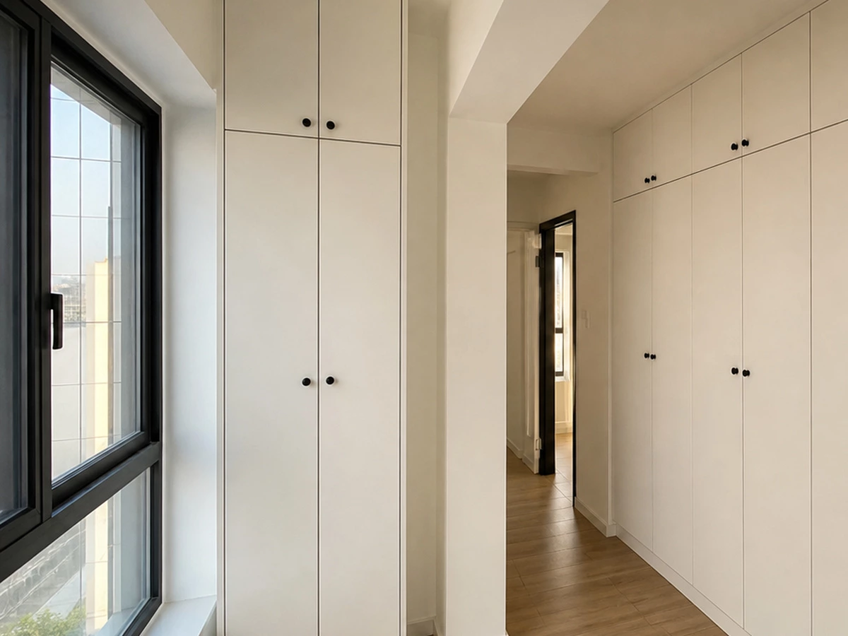 Custom storage cabinets making use of a narrow apartment space