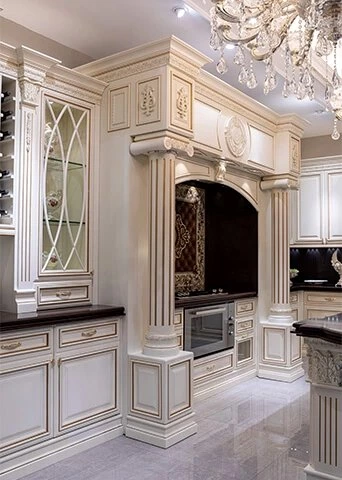 Cream Traditional Kitchen with Solid Wood Cabinetry