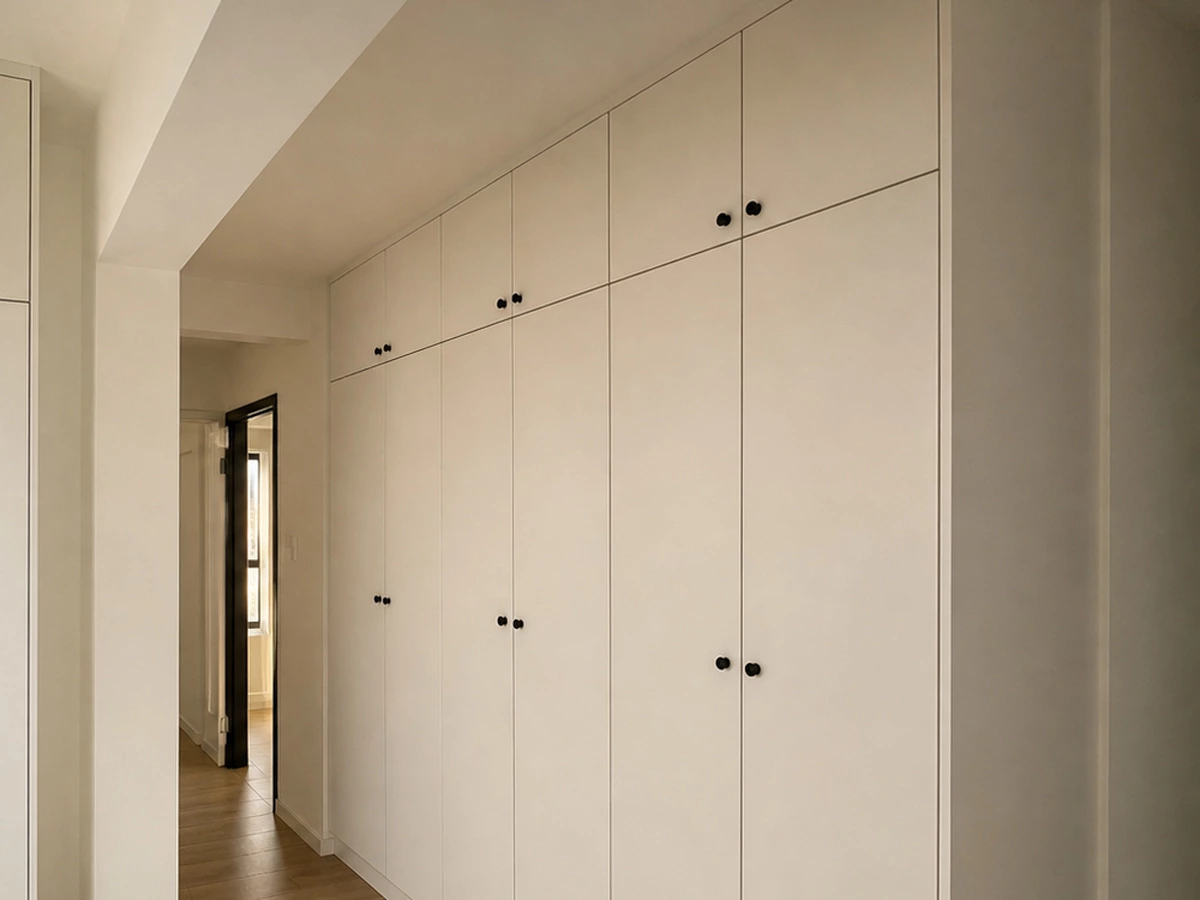 White floor-to-ceiling storage cabinets in the Zhuhai apartment