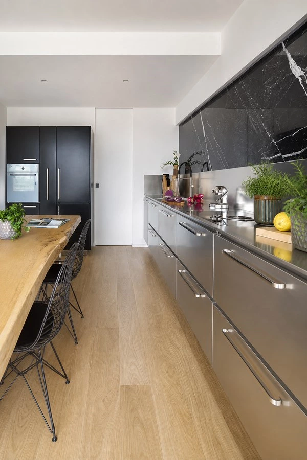 High Gloss Steel Kitchen Cabinets with Black Sintered Stone